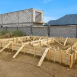 Строительство дома «Сагымжан» 38 м² в Талгаре, 2026: опалубка ленточного фундамента из СИП-технологии HotWell.kz