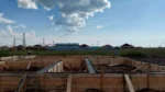 Дом «Данияр» 130 м², Астана, 2026: опалубка фундамента с залитыми бетоном лентами и перемычками, армирование