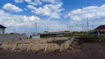 Дом «Данияр» 130 м², Астана, 2026: панорама участка с опалубкой ленточного фундамента, СИП-технология HotWell.kz