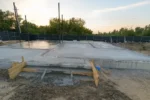 Дом «Игорь» 200 м², Талгар, 2026: залита и заглажена бетонная стяжка поверх тёплого пола, установлены стойки каркаса