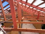 Дом «Марк» 130 м², пос. Алатау, 2026: смонтирована стропильная система крыши, фронтоны из СИП-панелей готовы