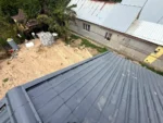Дом «Марк» 130 м², пос. Алатау, 2026: смонтирован конёк кровли и торцевые планки, металлочерепица уложена по всему скату