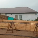 Строительство дома «Надежда» 100 м² в Павлодаре, 2026: по пятну застройки собрана деревянная опалубка ленточного фундамента, размечены внутренние ленты под несущие стены