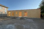 Дом «Сатурин» 165 м², Алматы, 2026: главный фасад с проёмами под окна и входную дверь, у входа забетонированы ступени крыльца