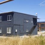 Проект дома «К-279» из СИП-панелей, 279 м² — двухэтажный дом с тёмно-серым фасадом и наружной лестницей | HotWell.KZ