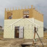 Проект дома «Д-84» из СИП-панелей, 84 м² — двухэтажный дом на этапе монтажа стен | HotWell.KZ