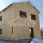 Проект дома «Б-119ДД» из СИП-панелей, 119 м² — двухэтажный дом из ОСБ-плит на этапе строительства зимой | HotWell.KZ