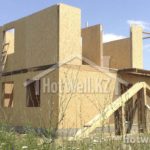 Проект дома «А-100ИИ» из СИП-панелей, 100 м² — двухэтажный дом из СИП-панелей на этапе монтажа стропил | HotWell.KZ