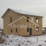 Проект дома «С-160» из СИП-панелей, 160 м² — двухэтажный дом из ОСБ-плит зимой на стройплощадке | HotWell.KZ