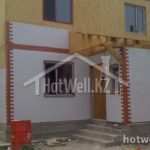 Проект дома «А-100ЕЕ» из СИП-панелей, 100 м² — двухэтажный дом с отделкой фасада декоративным кирпичом и крыльцом | HotWell.KZ