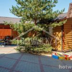 Проект дома «Б-63» из СИП-панелей, 63 м² — одноэтажный дом с отделкой под бревно и мощёным двором | HotWell.KZ