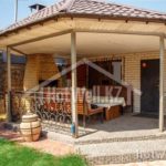 Проект дома «Б-67» из СИП-панелей, 67 м² — одноэтажный дом из жёлтого кирпича с крытой террасой и мангалом | HotWell.KZ