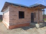 Проект дома «Б-74» из СИП-панелей, 74 м² — строящийся одноэтажный дом с утеплением фасада и навесом | HotWell.KZ