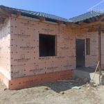 Проект дома «Б-74» из СИП-панелей, 74 м² — строящийся одноэтажный дом с утеплением фасада и навесом | HotWell.KZ