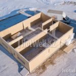 Проект дома «Б-286ББ» из СИП-панелей, 286 м² — вид сверху на монтаж стен дома зимой | HotWell.KZ