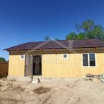 Проект дома «Д-100» из СИП-панелей, 100 м² — одноэтажный дом с коричневой крышей и входной дверью | HotWell.KZ