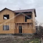 Проект дома «Д-152» из СИП-панелей, 152 м² — двухэтажный дом из осб-плит на фоне гор | HotWell.KZ