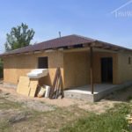 Проект дома «Ф-80» из СИП-панелей, 80 м² — одноэтажный строящийся дом из сип-панелей с коричневой вальмовой крышей и террасой | HotWell.KZ