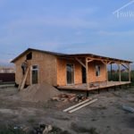 Проект дома «Ц-72» из СИП-панелей, 72 м² — одноэтажный строящийся дом из сип-панелей на сваях с террасой под навесом | HotWell.KZ