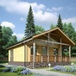Проект дома «Д-59» из СИП-панелей, 59 м² — одноэтажный дом с жёлтым фасадом, каменным цоколем и крытой террасой | HotWell.KZ