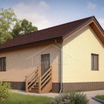 Проект дома «З-54» из СИП-панелей, 54 м² — одноэтажный дом со светло-желтым сайдингом, коричневой крышей и деревянным крыльцом | HotWell.KZ