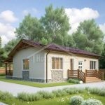 Проект дома «Р-88» из СИП-панелей, 88 м² — одноэтажный дом с бежевой штукатуркой и каменным цоколем, деревянная терраса | HotWell.KZ
