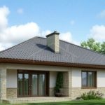 Проект дома «Т-189» из СИП-панелей, 189 м² — одноэтажный дом с белой штукатуркой и каменным цоколем, вальмовая крыша | HotWell.KZ