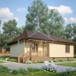 Проект дома «Ю-99» из СИП-панелей, 99 м² — одноэтажный дом со светлым сайдингом, коричневой вальмовой крышей и террасой | HotWell.KZ