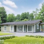 Проект дома «А-150ББ» из СИП-панелей, 150 м² — одноэтажный дом с серо-зелёным фасадом и панорамными окнами | HotWell.KZ