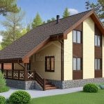 Проект дома «М-171» из СИП-панелей, 171 м² — дом с мансардой, жёлтый сайдинг и крытая терраса на каменном цоколе | HotWell.KZ