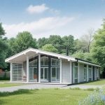 Проект дома «М-132ББ» из СИП-панелей, 132 м² — одноэтажный дом со светлым сайдингом, панорамными окнами и террасой | HotWell.KZ