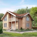 Проект дома «О-200» из СИП-панелей, 200 м² — двухэтажный деревянный дом со светлым фасадом, коричневая крыша, балкон и крыльцо | HotWell.KZ