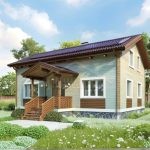 Проект дома «Д-165ББ» из СИП-панелей, 165 м² — двухэтажный дом с голубым сайдингом, бордовой крышей, крыльцом под навесом и каменным цоколем | HotWell.KZ