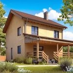 Проект дома «Ч-180» из СИП-панелей, 180 м² — двухэтажный дом со светло-бежевой штукатуркой, коричневой крышей и просторной крытой террасой | HotWell.KZ