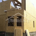 Проект дома «Б-174» из СИП-панелей, 174 м² — двухэтажный дом на этапе монтажа СИП-панелей и стропил крыши | HotWell.KZ
