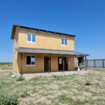 Проект дома «О-72» из СИП-панелей, 72 м² — строящийся двухэтажный дом с навесом над входом | HotWell.KZ