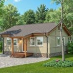 Проект дома «Д-66» из СИП-панелей, 66 м² — одноэтажный дом с зелёной штукатуркой, деревянным крыльцом и каменным цоколем | HotWell.KZ