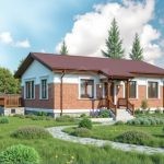 Проект дома «Д-94» из СИП-панелей, 94 м² — одноэтажный дом из красного кирпича с крытым крыльцом | HotWell.KZ