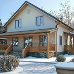 Проект дома «Б-187ББ» из СИП-панелей, 187 м² — дом с мансардой, светлая штукатурка и просторная терраса с деревянными перилами | HotWell.KZ