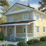Проект дома «М-189ББ» из СИП-панелей, 189 м² — двухэтажный дом с жёлтой штукатуркой и крыльцом с балюстрадой | HotWell.KZ