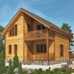 Проект дома «П-157ББ» из СИП-панелей, 157 м² — дом с мансардой из дерева, балкон, каменный цоколь, коричневая двускатная крыша | HotWell.KZ