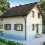 Проект дома «У-104» из СИП-панелей, 104 м² — компактный дом с мансардой, белый фасад с деревянными ставнями и тёмной крышей | HotWell.KZ