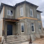 Проект дома «Е-191ББ» из СИП-панелей, 191 м² — двухэтажный дом с серым фасадом и крыльцом с коваными перилами | HotWell.KZ