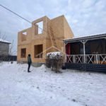 Проект дома «Б-162ББ» из СИП-панелей, 162 м² — двухэтажный дом на этапе монтажа стен и крытая терраса | HotWell.KZ