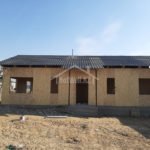 Проект дома «О-116ББ» из СИП-панелей, 116 м² — одноэтажный дом с плитами осб и тёмной черепичной крышей | HotWell.KZ