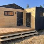 Проект дома «С-30ББ» из СИП-панелей, 30 м² — одноэтажный модульный дом с деревянным и тёмным фасадом и террасой | HotWell.KZ