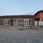 Проект дома «Б-48» из СИП-панелей, 48 м² — одноэтажный дом с коричневым фасадом, тёмной крышей и большими окнами | HotWell.KZ