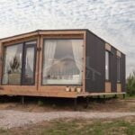 Проект дома «М-40ББ» из СИП-панелей, 40 м² — одноэтажный модульный дом с панорамными окнами и деревянной террасой | HotWell.KZ