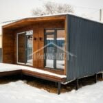 Проект дома «Б-45» из СИП-панелей, 45 м² — одноэтажный модульный дом с деревянным и серым фасадом и террасой | HotWell.KZ