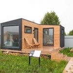 Проект дома «С-30ВВ» из СИП-панелей, 30 м² — одноэтажный дом с деревянным фасадом, панорамными окнами и террасой | HotWell.KZ